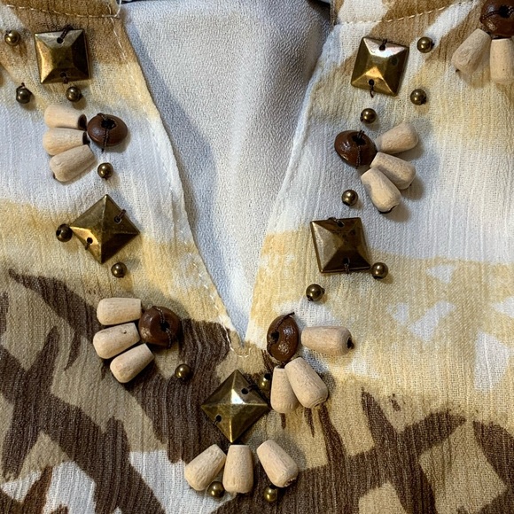 Alfred Dunner women’s size 18 vneck top w/ embellished neckline & button sleeves - Picture 7 of 11